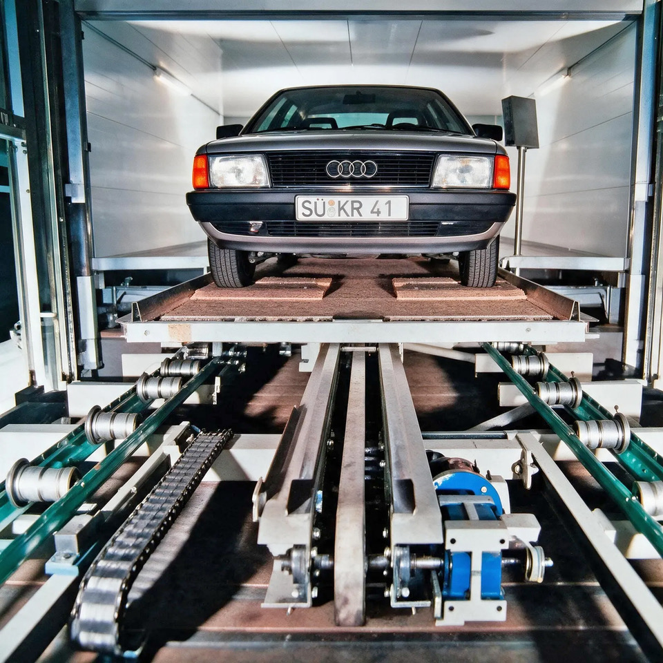 Fahrzeug auf Palettensystem